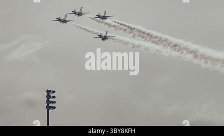 USAF Thunderbirds in enger Diamantenformation mit Rauchspuren während einer Luftschau im McGuire AFB, New Jersey, 16. Mai 2025. Stockfoto