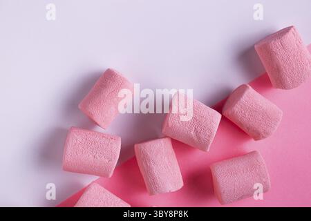 Rosa Marshmallow liegt auf weißem Papier, Nahaufnahme Stockfoto