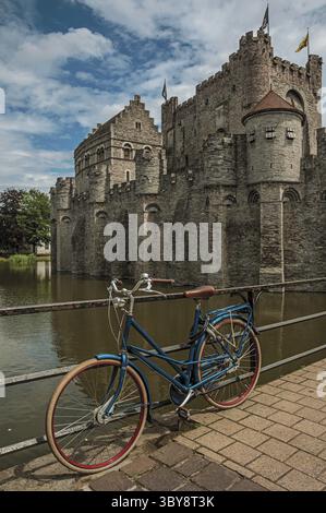 Brücke und Fahrrad vor der Burg Gravensteen an bewölkten Tag in Gent. Neben intensiven kulturellen Lebens, die Stadt ist voll von gotischen Gebäuden und Stockfoto