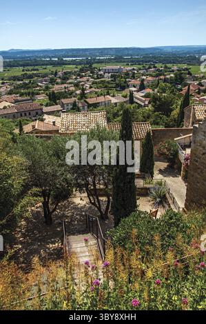 Panoramablick auf die Hügel der Provence vom Dorf Chateauneuf-du-Pape aus gesehen, mit Dächern, Bäumen, blauem Himmel und sonnigem Tag. In der Vaucluse Abteilung, beweisen Sie es Stockfoto