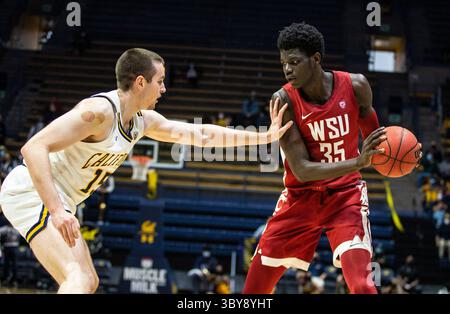 5. Februar 2022 Berkeley, CA USA, der Stürmer des Washington State Stürmer Mouhamed Gueye (35) spielt während des NCAA Men's Basketball-Spiels zwischen den Washington State Cougars und den California Golden Bears. Washington State besiegte Kalifornien 68-64 im Hass Pavilion Berkeley Kalifornien Thurman James/CSM(Credit Image: &Copy; Thurman James/CSM via ZUMA Wire) Stockfoto