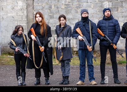 19. Februar 2022, Siurte, Region Zakarpattien, Ukraine: Zivilisten Männer und Frauen halten Gewehre während einer militärischen Übung für Zivilisten, die von der Bewegung der Veteranen von Zakarpattia durchgeführt wurde. Das Gebiet Zakarpattia liegt in den Karpaten der Westukraine und ist die einzige ukrainische Verwaltungseinheit, die an vier Länder grenzt: Polen, Slowakei, Ungarn und Rumänien. (Kreditbild: © Serhii Hudak/Ukrinform via ZUMA Press Wire) Stockfoto