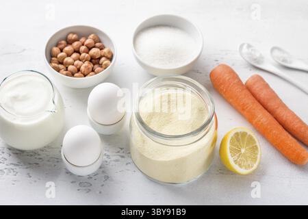 Lebensmittel, Zutaten für süße Karotten Grießkuchen oder Mannik mit Nüssen: Grieß, Naturjoghurt, Karotten, Haselnüsse, Eier, Zitrone, Zucker, Salz, Backen po Stockfoto