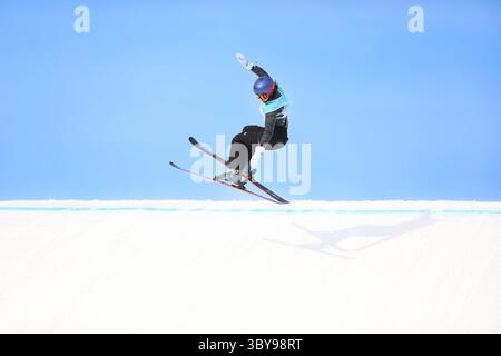 7. Februar 2022, Peking, China: Eileen GU of China in Aktion während der Women's Freeski Big Air Qualifikation beim Big Air Shougang am 7. Februar 2022 in Peking, China (Credit Image: © Mickael Chavet via ZUMA Press Wire) Stockfoto