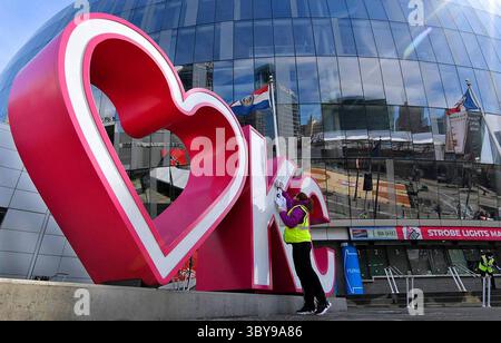 9. März 2022: In Vorbereitung auf die Big 12 Conference MenÃ¢â‚¬â„¢s und WomenÃ¢â‚¬â„¢Basketballturniere in Kansas City, Missouri, waren die Mannschaften damit beschäftigt, das Äußere des T-Mobile Centers zu verschönern. (Bild: © Rich Sugg/Kansas City Star/TNS via ZUMA Press Wire) Stockfoto