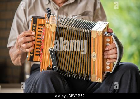 9. September 2021, Church Creek, Maryland, USA: Marc Savoy spielt ein Akkordeon, das er gemacht hat (Credit Image: © Edwin Remsberg/VW Pics via ZUMA Press Wire) Stockfoto