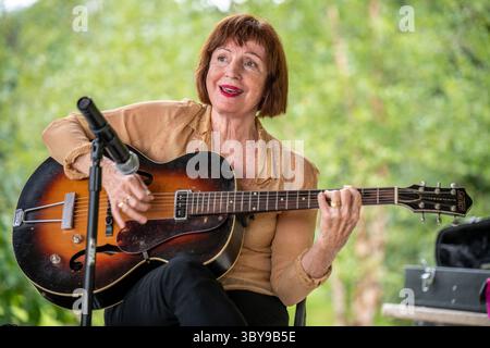 September 2021, Church Creek, Maryland, USA: Ann Savoy singt und spielt Gitarre (Credit Image: © Edwin Remsberg/VW Pics via ZUMA Press Wire) Stockfoto