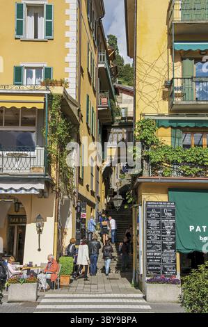 Como, Italien - 06. Mai 2013. Blick auf die enge Gasse am Hügel und die Menschen in Bellagio, einem charmanten Touristendorf zwischen See und Bergen. Lo Stockfoto