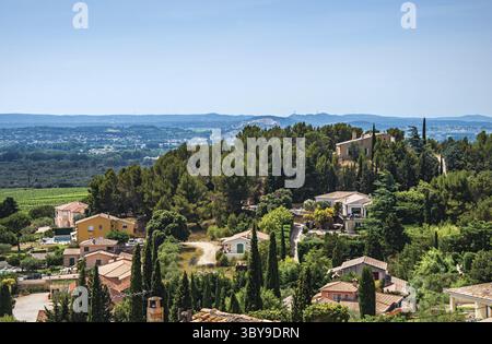 Panoramablick auf die Hügel der Provence vom Dorf Chateauneuf-du-Pape aus gesehen, mit Dächern, Bäumen, blauem Himmel und sonnigem Tag. In der Vaucluse Abteilung, beweisen Sie es Stockfoto