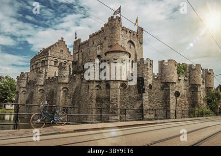 Brücke und Fahrrad vor der Burg Gravensteen in Gent. Neben intensiven kulturellen Lebens, die Stadt ist voll von gotischen Gebäuden und flämischen Stil Stockfoto