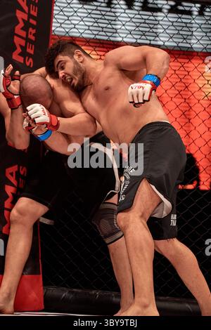 Am 12. Februar 2022 in Woronesch, Russland: Ruslan Medschidow (R) und Iljas Chanow im Einsatz während des Kampfes Riot 48 Mixed Martial Arts Turniers in der Woronesch Event Hall. Am 12. Februar veranstaltete Woronesch das MMA Serie-48: Fight Riot Turnier. Russland, Brasilien, Usbekistan, Weißrussland, Aserbaidschan und Moldau sind in den Schlachten vertreten. (Foto: © Mihail Siergiejevicz/SOPA Images via ZUMA Press Wire) Stockfoto