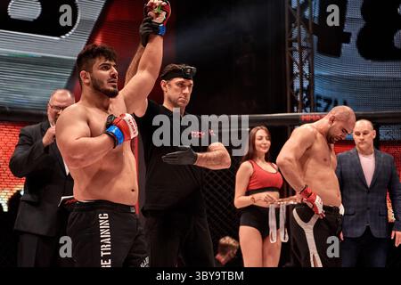 12. Februar 2022, Woronesch, Russland: Ruslan Mejidow (L) gewinnt gegen Iljas Chanow (R) während des Kampfkunstturniers Fight Riot 48 in der Woronesch Event Hall. Am 12. Februar veranstaltete Woronesch das MMA Serie-48: Fight Riot Turnier. Russland, Brasilien, Usbekistan, Weißrussland, Aserbaidschan und Moldau sind in den Schlachten vertreten. (Foto: © Mihail Siergiejevicz/SOPA Images via ZUMA Press Wire) Stockfoto