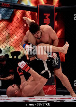 Am 12. Februar 2022 in Woronesch, Russland: Ruslan Medschidow (R) und Iljas Chanow (L) in Aktion während des Kampfkunstturniers Fight Riot 48 in der Woronesch Event Hall. Am 12. Februar veranstaltete Woronesch das MMA Serie-48: Fight Riot Turnier. Russland, Brasilien, Usbekistan, Weißrussland, Aserbaidschan und Moldau sind in den Schlachten vertreten. (Foto: © Mihail Siergiejevicz/SOPA Images via ZUMA Press Wire) Stockfoto