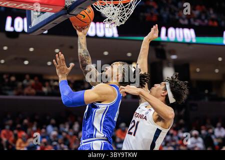 23. Februar 2022: Duke Blue Devils Forward Theo John (12) schießt über Virginia Cavaliers Forward Kadin Shedrick (21) während des NCAA Basketballspiels zwischen den Virginia Cavaliers und den Duke Blue Devils in der John Paul Jones Arena in Charlottesville, Virginia.Ã‚Â Ryan Hunt/CSM(Credit Image: © Ryan Hunt/CSM via ZUMA Press Wire) Stockfoto