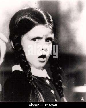 ERSCHEINUNGSDATUM: 1964 TITEL: The Addams Family STUDIO: ABC REGISSEUR: David Levy PLOT: „THE ADDAMS FAMILY The Gomez and Morticia“. Die HAUPTROLLE: Lisa Loring als Mittwoch. (Kreditbild: © ABC/Entertainment Pictures/ZUMAPRESS.com) Stockfoto
