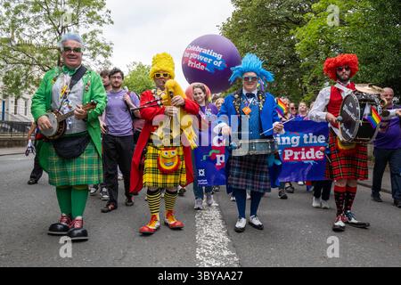 Glasgow, Schottland, Großbritannien. Juli 2025. Tausende von Teilnehmern nahmen an der diesjährigen Glasgow Pride Teil, die in Kelvingrove begann und in Barrowlands endete. Die Veranstaltung hat sich den Ruf als eine der größten und freundlichsten Pride Events in Großbritannien erworben. (Kreditbild: © Cameron Scott/ZUMA Press Wire) NUR REDAKTIONELLE VERWENDUNG! Nicht für kommerzielle ZWECKE! Quelle: ZUMA Press, Inc./Alamy Live News Stockfoto
