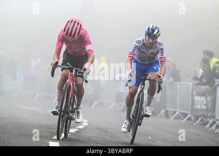 Ben Healy kämpft mit Primoz Roglic beim Bergsteigen der Superbagneres Tour de France 2025 Stockfoto