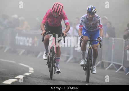 Ben Healy kämpft mit Primoz Roglic beim Bergsteigen der Superbagneres Tour de France 2025 Stockfoto