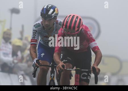 Ben Healy kämpft mit Primoz Roglic beim Bergsteigen der Superbagneres Tour de France 2025 Stockfoto