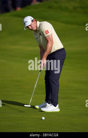 Der englische Matt Fitzpatrick tritt am dritten Tag der 153. Open Championship im Royal Portrush im County Antrim in Nordirland auf das 10. Green. Bilddatum: Samstag, 19. Juli 2025. Stockfoto