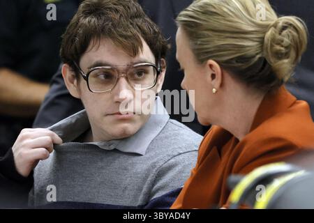 13. Oktober 2022, Fort Lauderdale, Florida, USA: Marjory Stoneman Douglas High School Shooter NIKOLAS CRUZ zieht an seinem Hemdkragen, während er vor dem Urteil in seinem Strafprozess im Broward County Courthouse in Fort Lauderdale am Verteidigungstisch sitzt. Nikolas Cruz wurde von einer Jury aus Florida wegen des Massakers an der Marjory Stoneman Douglas High School, das 17 Leben kostete, zu lebenslanger Haft verurteilt. (Foto: © Amy Beth Bennett/South Florida Sun-Sentinel/TNS via ZUMA Press Wire) Stockfoto