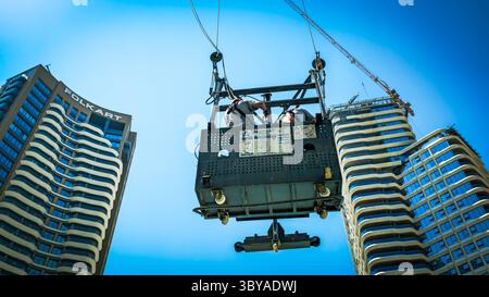Zwei Bauarbeiter arbeiten im Freien zwei Bauarbeiter mit Helmen und Sicherheitsgurten stehen auf einer hängenden Wiege in einem Hochhaus und arbeiten draußen an einem sonnigen Tag mit einer Stadtlandschaft im Hintergrund Izmir Konak Türkei Copyright: xx 20250719 112127 Stockfoto
