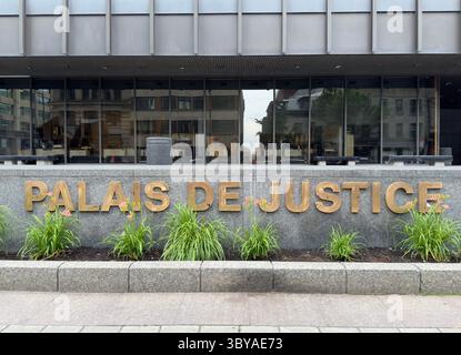 Außenansicht des Palais de Justice de Montréal in der Innenstadt von Montreal mit Gebäudebeschilderung und moderner Architektur Stockfoto