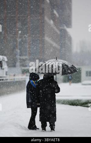 13. Februar 2022, Peking, Hebei, China: Peking-Bewohner unter dem starken Schneefall während der Olympischen Winterspiele 2022 am 13. Februar 2022 in Peking (Foto: © Mickael Chavet/ZUMA Press Wire) Stockfoto
