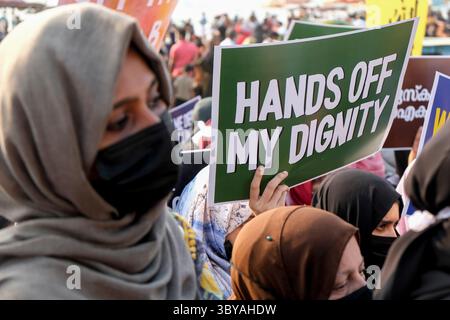 13. Februar 2022, Kozhikode, Indien: Muslimische Frauen aus einer Gemeinschaft, die die Muslimah als kollektive Proteste gegen das Verbot von Hidschab in Colleges in Karnataka an den Ufern von Kozhikode bezeichnet. (Bild: © T.H. Jadheer/ZUMA Press Wire Service) Stockfoto