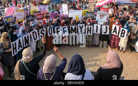 13. Februar 2022, Kozhikode, Indien: Muslimische Frauen aus einer Gemeinschaft, die die Muslimah als kollektive Proteste gegen das Verbot von Hidschab in Colleges in Karnataka an den Ufern von Kozhikode bezeichnet. (Bild: © T.H. Jadheer/ZUMA Press Wire Service) Stockfoto