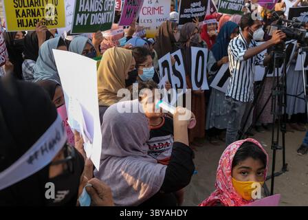 13. Februar 2022, Kozhikode, Indien: Muslimische Frauen aus einer Gemeinschaft, die die Muslimah als kollektive Proteste gegen das Verbot von Hidschab in Colleges in Karnataka an den Ufern von Kozhikode bezeichnet. (Bild: © T.H. Jadheer/ZUMA Press Wire Service) Stockfoto