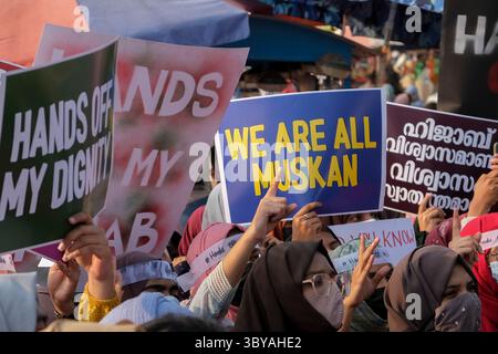 13. Februar 2022, Kozhikode, Indien: Muslimische Frauen aus einer Gemeinschaft, die die Muslimah als kollektive Proteste gegen das Verbot von Hidschab in Colleges in Karnataka an den Ufern von Kozhikode bezeichnet. (Bild: © T.H. Jadheer/ZUMA Press Wire Service) Stockfoto