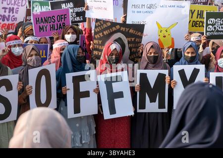 13. Februar 2022, Kozhikode, Indien: Muslimische Frauen aus einer Gemeinschaft, die die Muslimah als kollektive Proteste gegen das Verbot von Hidschab in Colleges in Karnataka an den Ufern von Kozhikode bezeichnet. (Bild: © T.H. Jadheer/ZUMA Press Wire Service) Stockfoto