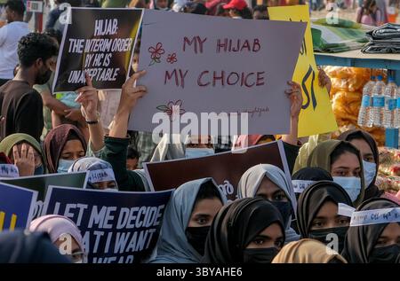 13. Februar 2022, Kozhikode, Indien: Muslimische Frauen aus einer Gemeinschaft, die die Muslimah als kollektive Proteste gegen das Verbot von Hidschab in Colleges in Karnataka an den Ufern von Kozhikode bezeichnet. (Bild: © T.H. Jadheer/ZUMA Press Wire Service) Stockfoto