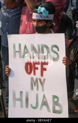 13. Februar 2022, Kozhikode, Indien: Muslimische Frauen aus einer Gemeinschaft, die die Muslimah als kollektive Proteste gegen das Verbot von Hidschab in Colleges in Karnataka an den Ufern von Kozhikode bezeichnet. (Bild: © T.H. Jadheer/ZUMA Press Wire Service) Stockfoto