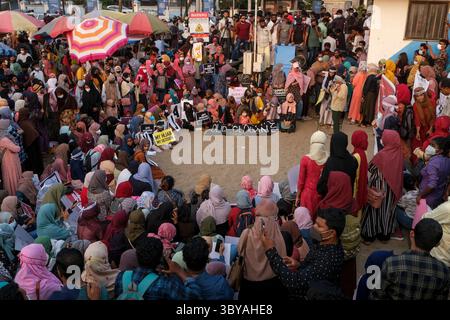 13. Februar 2022, Kozhikode, Indien: Muslimische Frauen aus einer Gemeinschaft, die die Muslimah als kollektive Proteste gegen das Verbot von Hidschab in Colleges in Karnataka an den Ufern von Kozhikode bezeichnet. (Bild: © T.H. Jadheer/ZUMA Press Wire Service) Stockfoto