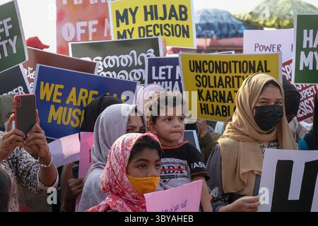 13. Februar 2022, Kozhikode, Indien: Muslimische Frauen aus einer Gemeinschaft, die die Muslimah als kollektive Proteste gegen das Verbot von Hidschab in Colleges in Karnataka an den Ufern von Kozhikode bezeichnet. (Bild: © T.H. Jadheer/ZUMA Press Wire Service) Stockfoto