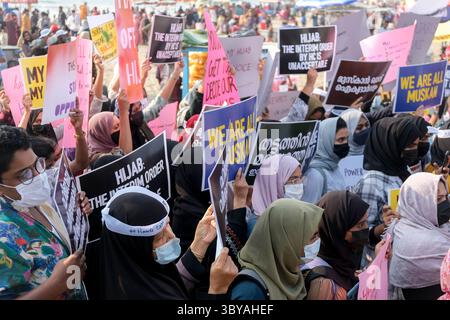 13. Februar 2022, Kozhikode, Indien: Muslimische Frauen aus einer Gemeinschaft, die die Muslimah als kollektive Proteste gegen das Verbot von Hidschab in Colleges in Karnataka an den Ufern von Kozhikode bezeichnet. (Bild: © T.H. Jadheer/ZUMA Press Wire Service) Stockfoto
