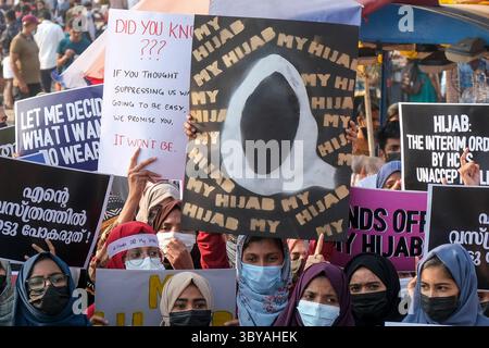 13. Februar 2022, Kozhikode, Indien: Muslimische Frauen aus einer Gemeinschaft, die die Muslimah als kollektive Proteste gegen das Verbot von Hidschab in Colleges in Karnataka an den Ufern von Kozhikode bezeichnet. (Bild: © T.H. Jadheer/ZUMA Press Wire Service) Stockfoto