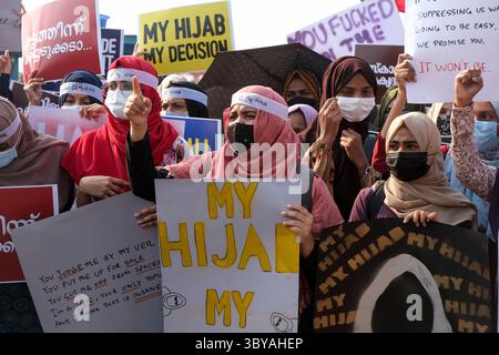 13. Februar 2022, Kozhikode, Indien: Muslimische Frauen aus einer Gemeinschaft, die die Muslimah als kollektive Proteste gegen das Verbot von Hidschab in Colleges in Karnataka an den Ufern von Kozhikode bezeichnet. (Bild: © T.H. Jadheer/ZUMA Press Wire Service) Stockfoto
