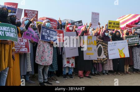 13. Februar 2022, Kozhikode, Indien: Muslimische Frauen aus einer Gemeinschaft, die die Muslimah als kollektive Proteste gegen das Verbot von Hidschab in Colleges in Karnataka an den Ufern von Kozhikode bezeichnet. (Bild: © T.H. Jadheer/ZUMA Press Wire Service) Stockfoto