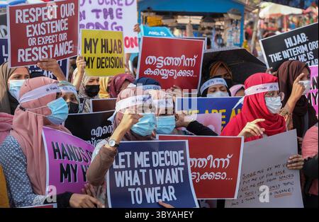 13. Februar 2022, Kozhikode, Indien: Muslimische Frauen aus einer Gemeinschaft, die die Muslimah als kollektive Proteste gegen das Verbot von Hidschab in Colleges in Karnataka an den Ufern von Kozhikode bezeichnet. (Bild: © T.H. Jadheer/ZUMA Press Wire Service) Stockfoto