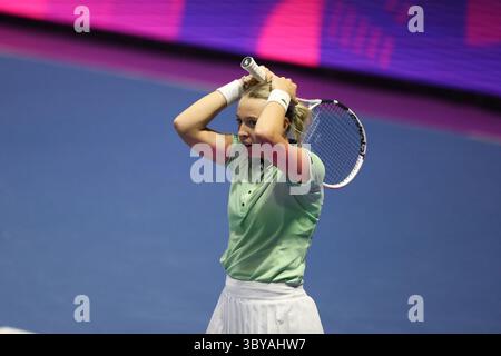 13. Februar 2022, Sankt Petersburg, Russland: Anett Kontaveit von Estland spielt während des Tennisturniers St. Petersburg Ladies Trophy 2022 gegen Maria Sakkari von Griechenland. Endpunktzahl: (Bild: © Maksim Konstantinov/SOPA Bilder via ZUMA Press Wire) Stockfoto