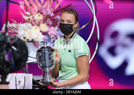 13. Februar 2022, Sankt Petersburg, Russland: Anett Kontaveit aus Estland posiert mit der Trophäe während der Preisverleihung des St. Petersburg Ladies Trophy 2022 Tennisturniers WTA 500. (Foto: © Maksim Konstantinov/SOPA Bilder via ZUMA Press Wire) Stockfoto