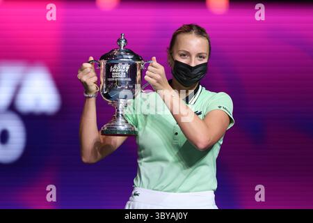 13. Februar 2022, Sankt Petersburg, Russland: Anett Kontaveit aus Estland posiert mit der Trophäe während der Preisverleihung des St. Petersburg Ladies Trophy 2022 Tennisturniers WTA 500. (Foto: © Maksim Konstantinov/SOPA Bilder via ZUMA Press Wire) Stockfoto