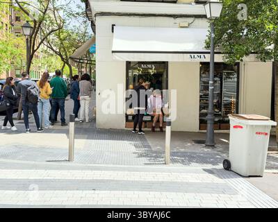 Kunden vor der Alma Nomad Bakery, Madrid, Spanien Stockfoto