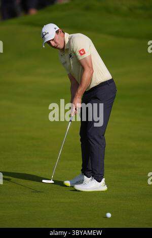 Der englische Matt Fitzpatrick tritt am dritten Tag der 153. Open Championship im Royal Portrush im County Antrim in Nordirland auf das 10. Green. Bilddatum: Samstag, 19. Juli 2025. Stockfoto