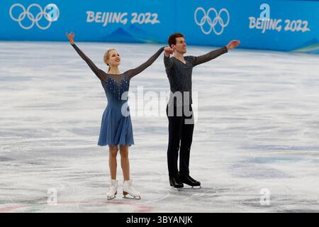 14. Februar 2022, Peking, Hebei, China: Juulia Turkkila und Matthias Versluis (FIN) treten im Rahmen des Mixed Ice Dance Free Dance während der Olympischen Winterspiele 2022 im Capital Indoor Stadium an. (Bild: © David G. McIntyre/ZUMA Press Wire) Stockfoto