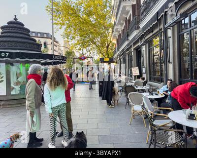 Café Comercial, Kaffee- und Restauranterrassen am Bilbao-Platz, Madrid, Spanien Stockfoto