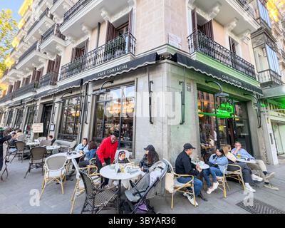 Café Comercial, Kaffee- und Restauranterrassen am Bilbao-Platz, Madrid, Spanien Stockfoto